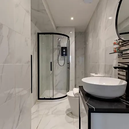 Apartment Pass The Keys Flat 10 - Luxurious 1 Bedroom Haven: Elevate Your Experience