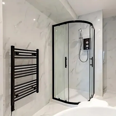 Pass The Keys Flat 10 - Luxurious 1 Bedroom Haven: Elevate Your Experience *